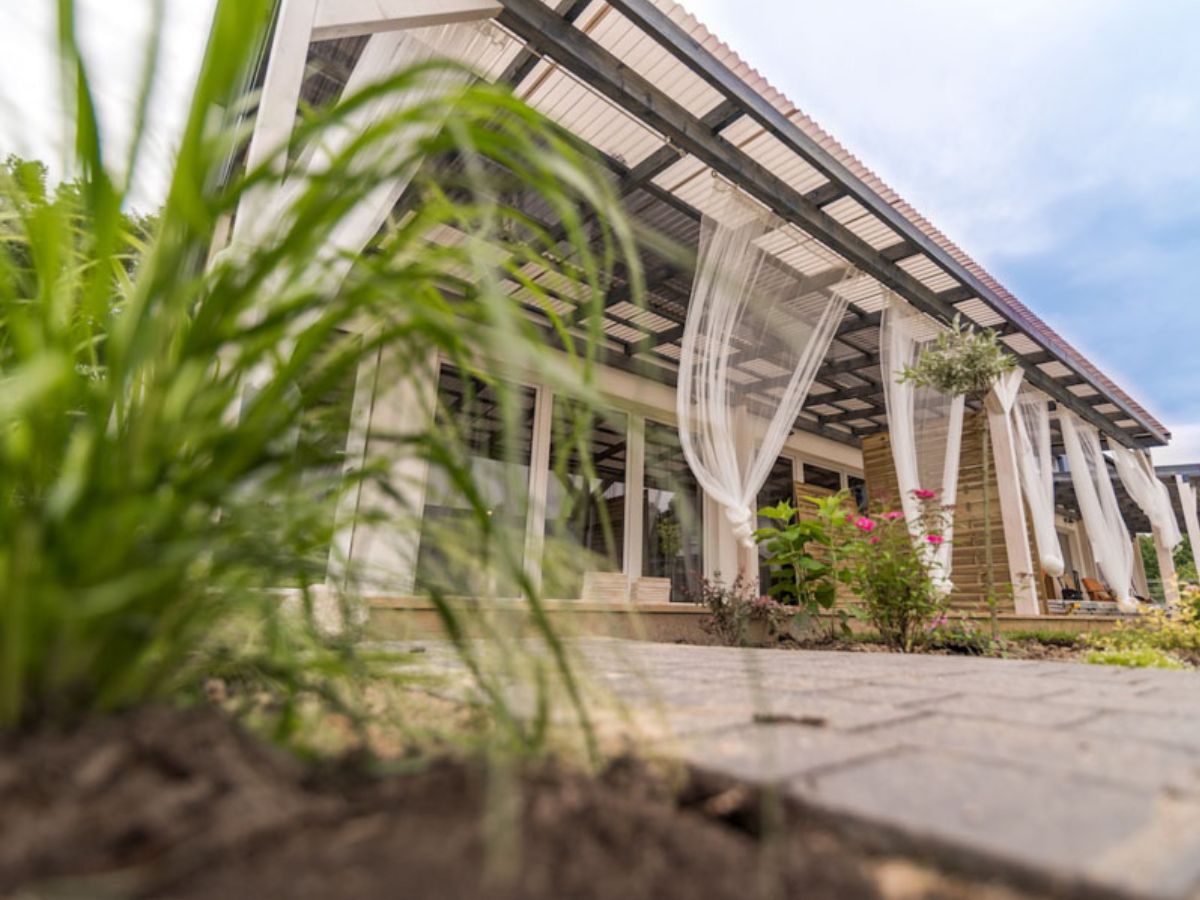 Drewniane domki letniskowe w Dębkach z tarasami i placem zabaw