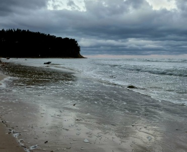 Sztorm na Bałtyku &ndash; zalana plaża i wylew rzeki